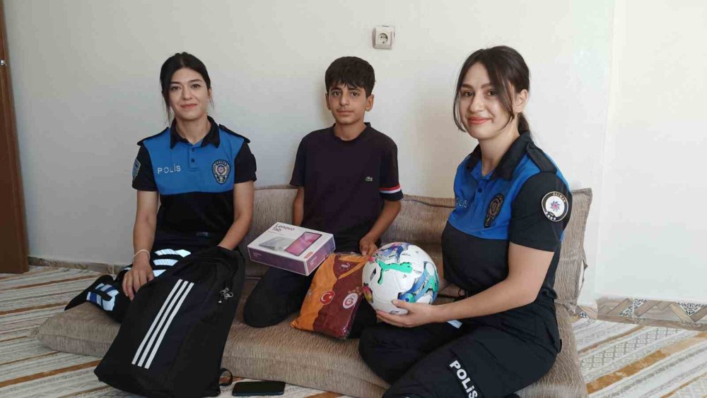 Çöpün yanında bulduğu 1 milyon 600 bin liralık altını polise teslim eden çocuk ödüllendirildi