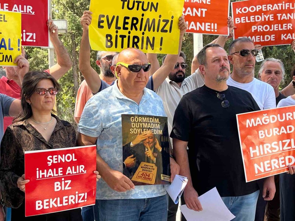 İzmir Büyükşehir Belediyesi’nin kooperatif mağdurlarından kırmızı halılı protesto
