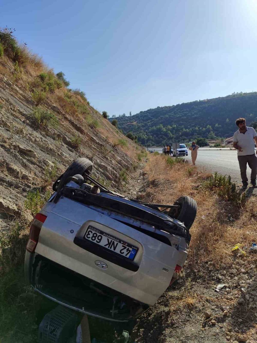 Antalya’-Konya yolunda otomobil şarampole devrildi: 3 yaralı