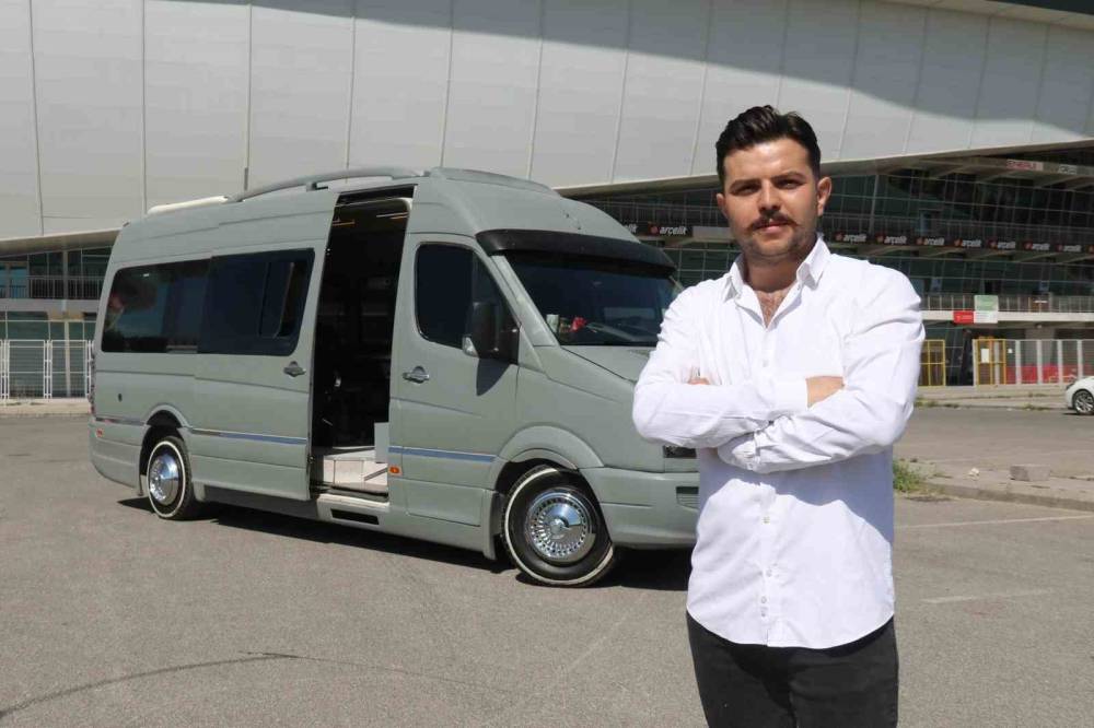 Mobil berber dükkanı müşterinin ayağına gidiyor
