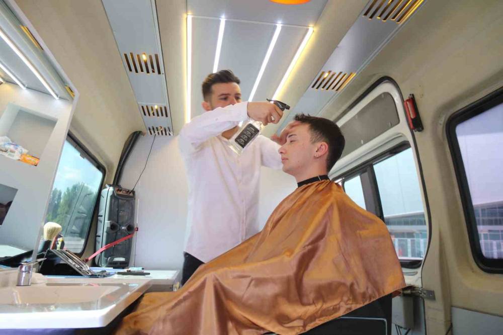 Mobil berber dükkanı müşterinin ayağına gidiyor