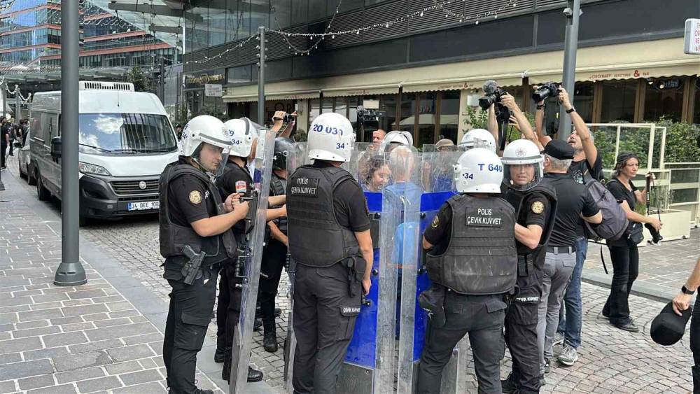 CHP İstanbul İl Başkanlığı’ndaki barikatı yıkmaya çalışan kalabalığa polis müdahalesi