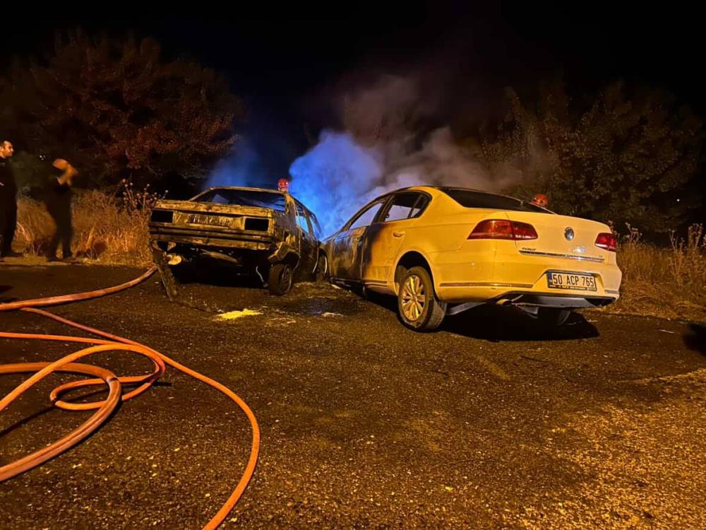 Yürekleri ağızlara getiren kaza: Çarpışan otomobiller alev aldı