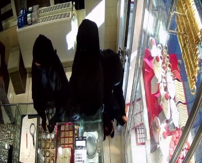 Konya'da akılalmaz kuyumcu soygunu: İkisi oyaladı, biri vitrindeki milyonluk altın yüzükleri çaldı