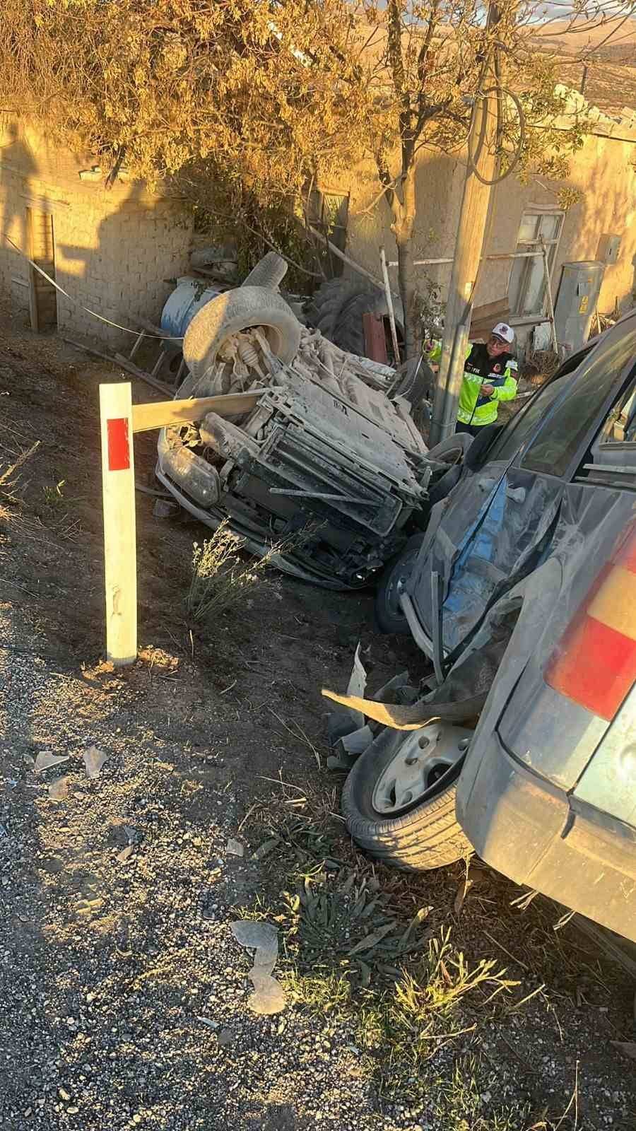 Konya'da otomobil ile hafif ticari araç çarpıştı: 1 ölü, 1 yaralı