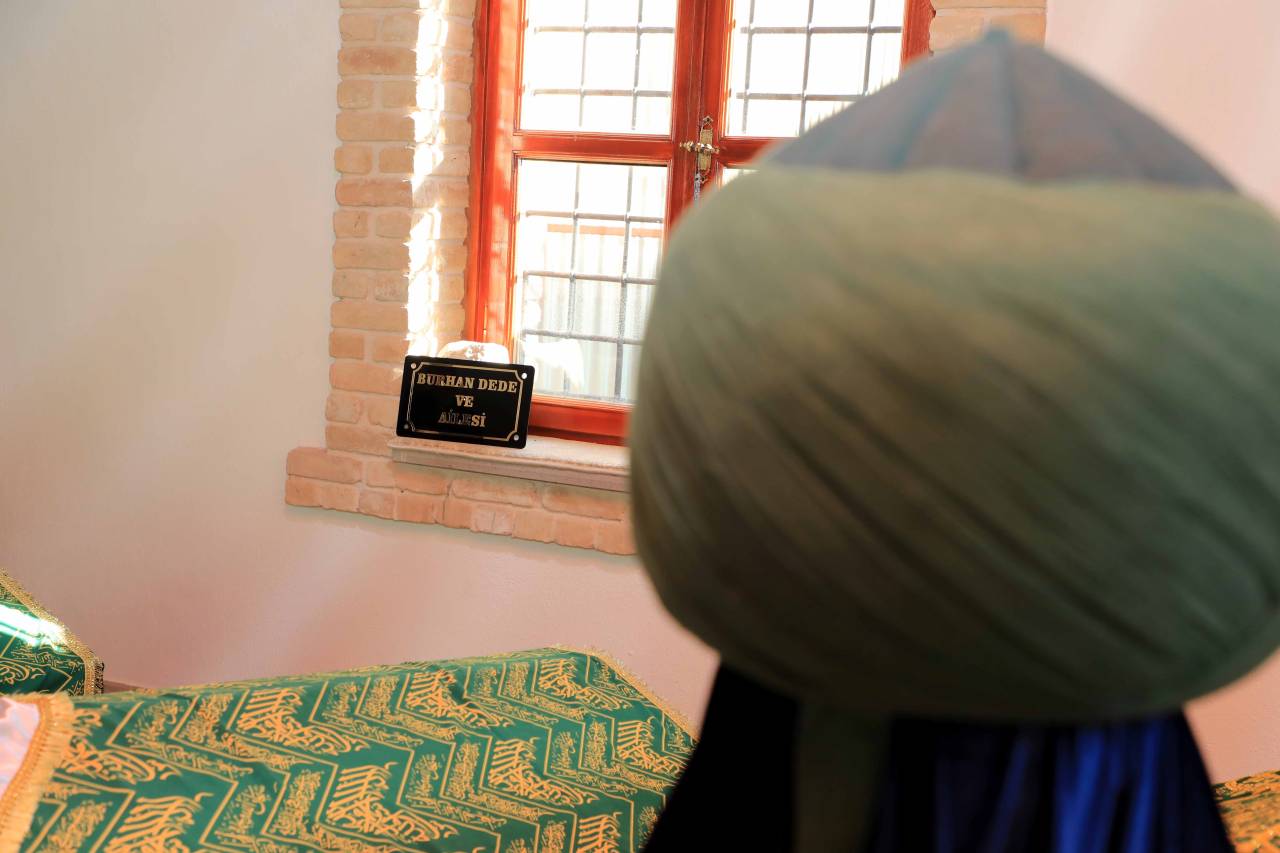 burhan-dede-turbesi-3.jpg