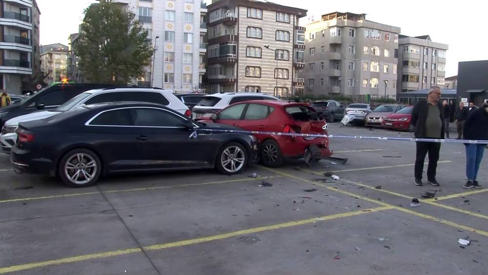 Vura vura gitti! Otoparktan çıkan kadın sürücü araçlara çarparak boşluğa düştü