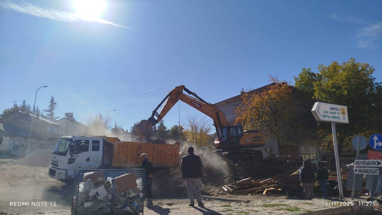 ahirlida-hayalet-bina-sonunda-yikildi.jpg