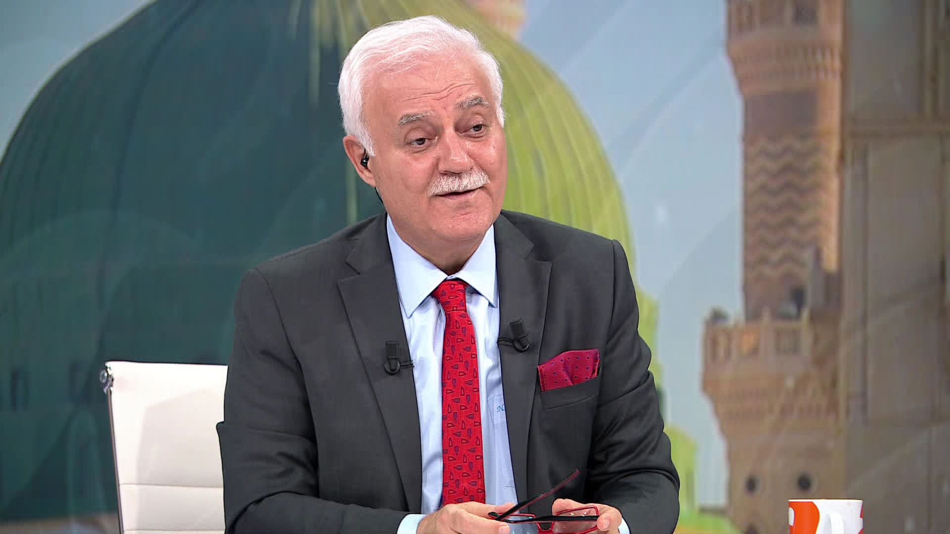 nihat-hatipoglu-namazin-guzelliklerini-anlatiyor-1660662141300.jpg