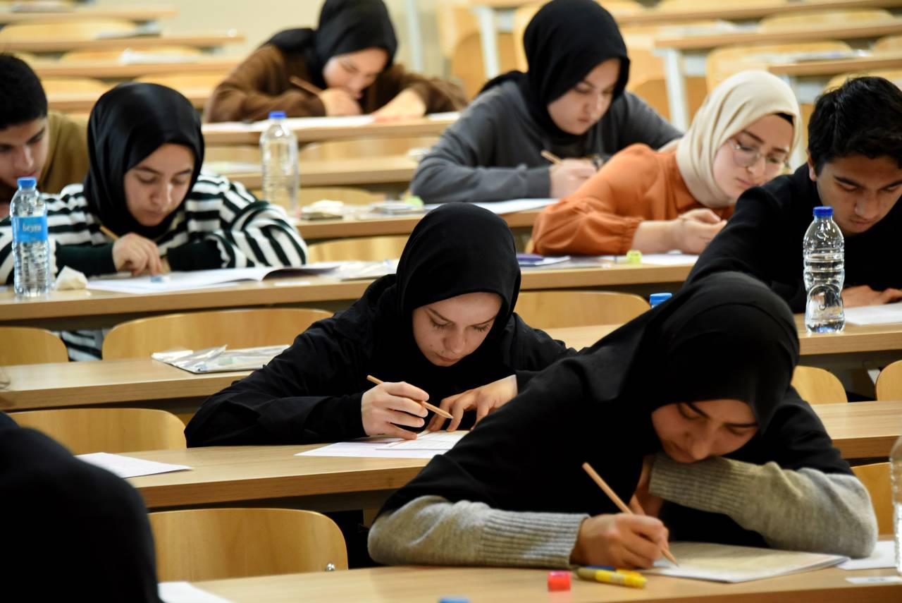 universite-ogrencileri-sinav-001.jpg