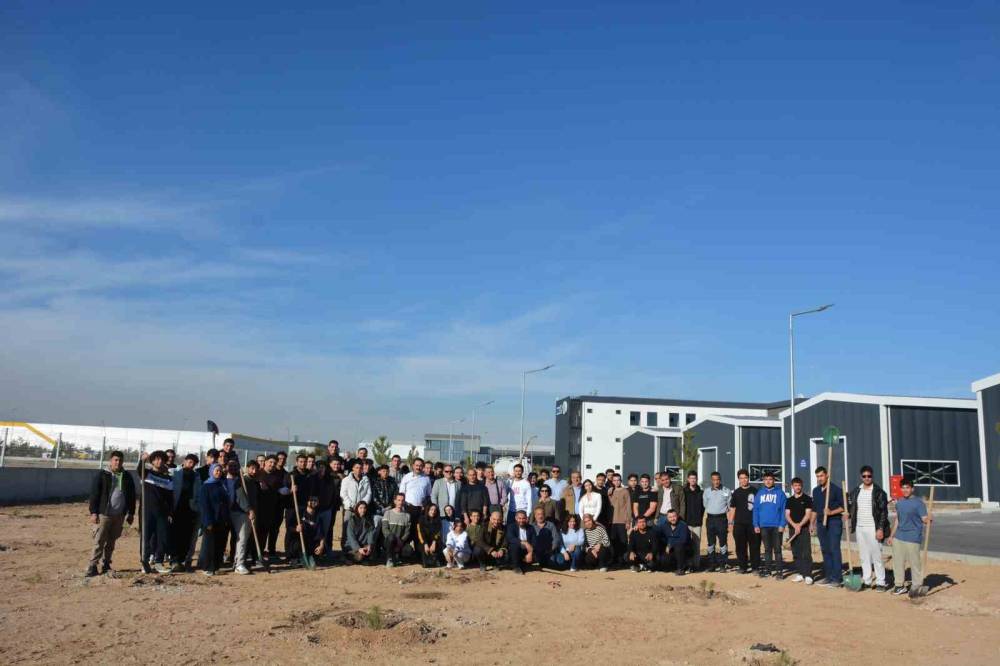 NEÜ, iki farklı etkinlikle şehitlerin hatırasını yeşertti