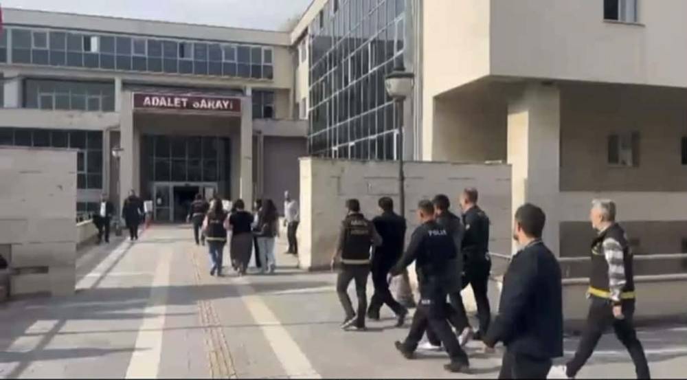 Osmaniye’de pazarda yankesicilik yapan 5 şüpheli, gizli bölmeli araçla yakalandı