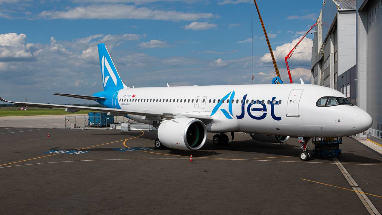 ajet-a320-001.jpg