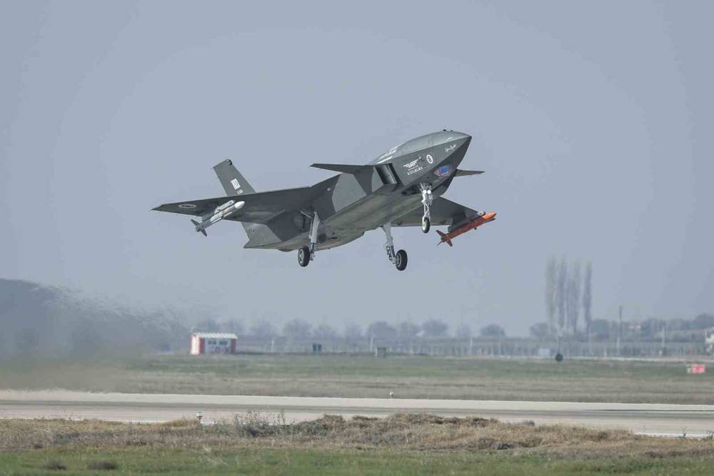 Bayraktar KIZILELMA "hava-hava" füzesiyle hedefi vurdu