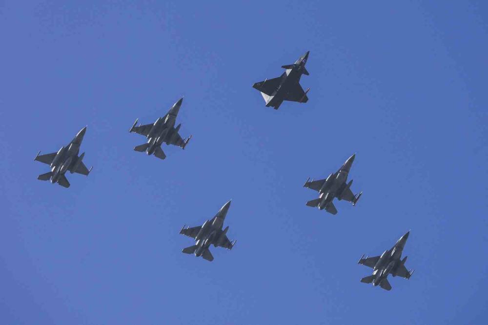 Bayraktar KIZILELMA "hava-hava" füzesiyle hedefi vurdu