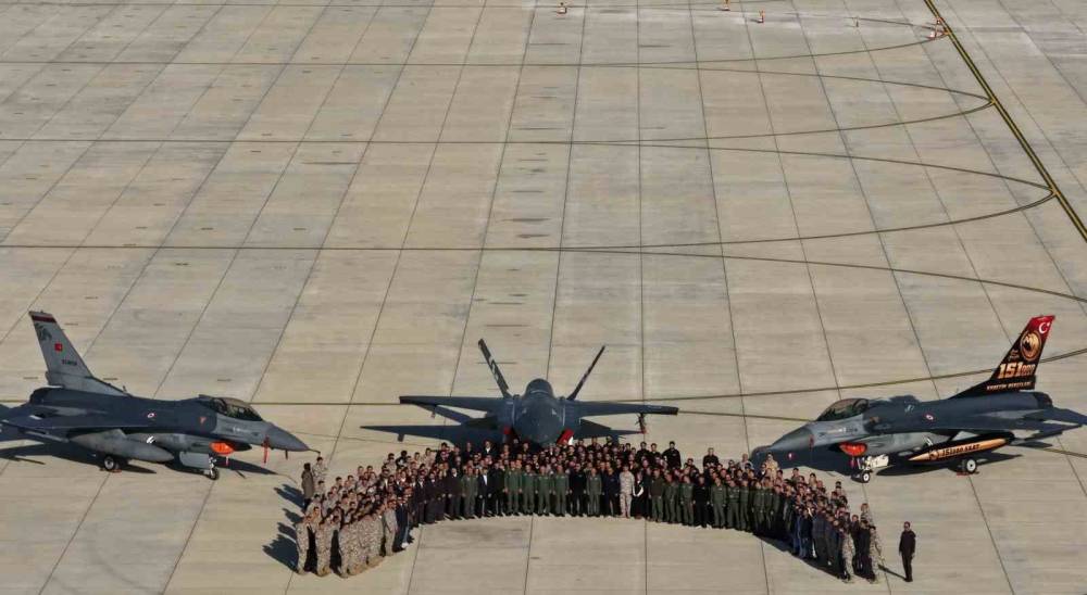 Bayraktar KIZILELMA "hava-hava" füzesiyle hedefi vurdu