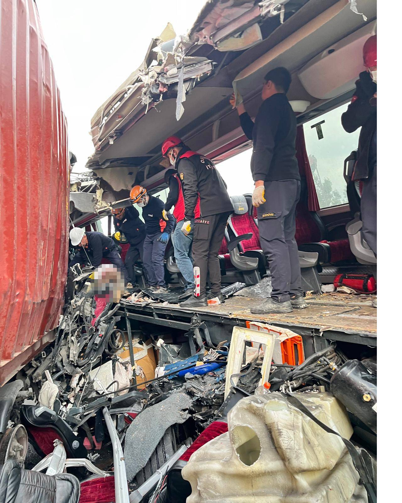 osmaniye-otobus-tir-kazasi-3.jpg