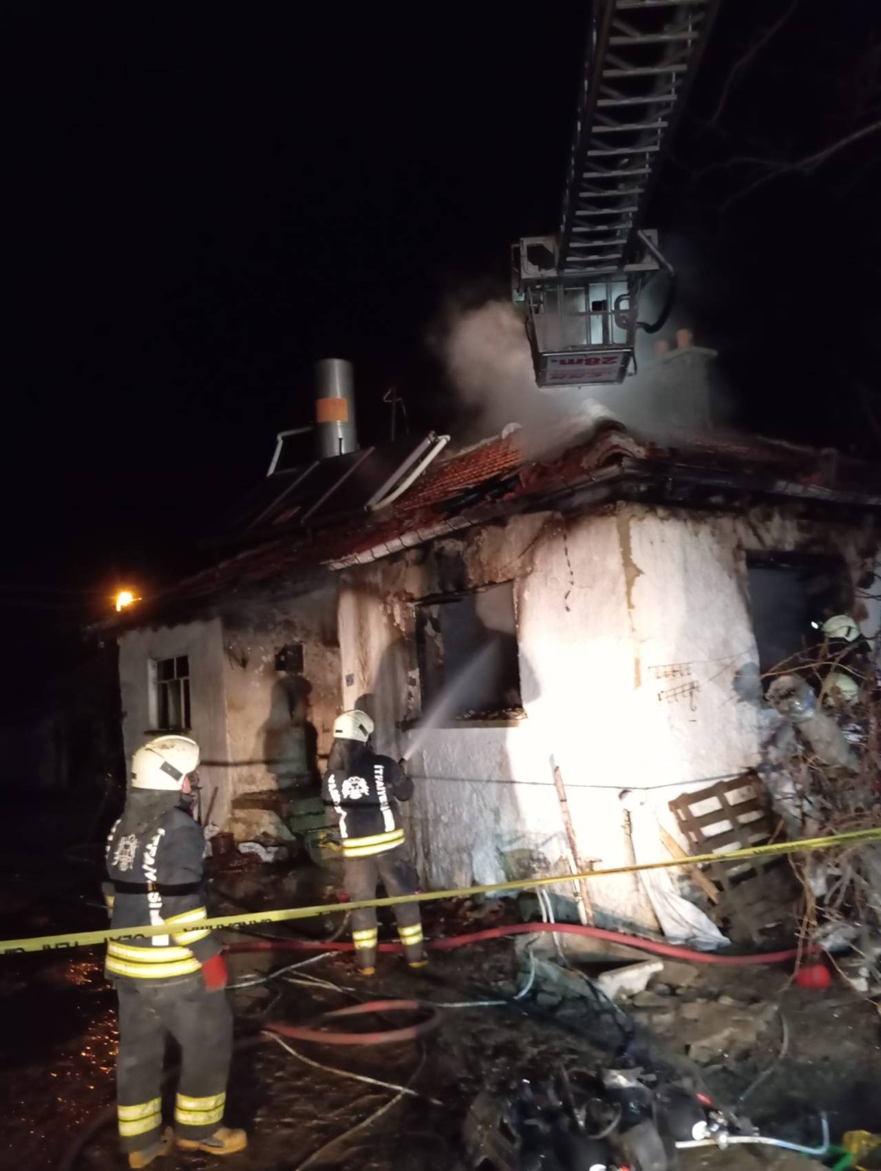 aa-20251217-40009096-40009095-konyada-cikan-ev-yangininda-1-kisi-oldu-1-kisi-yaralandi.jpg