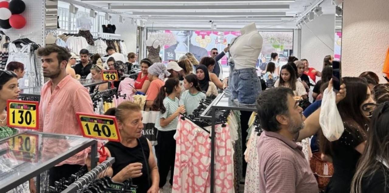 magazalarda-denenen-elbiseler-hasta-ediyor.jpg