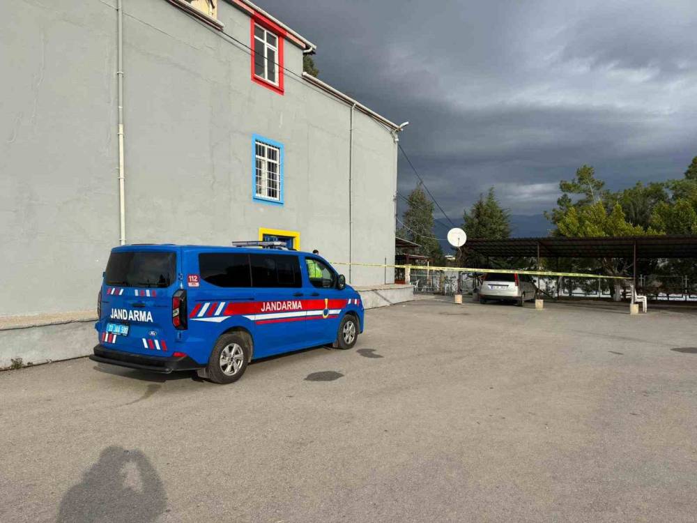 12 yaşındaki öğrenci okul müdürünü okul bahçesinde vurdu: