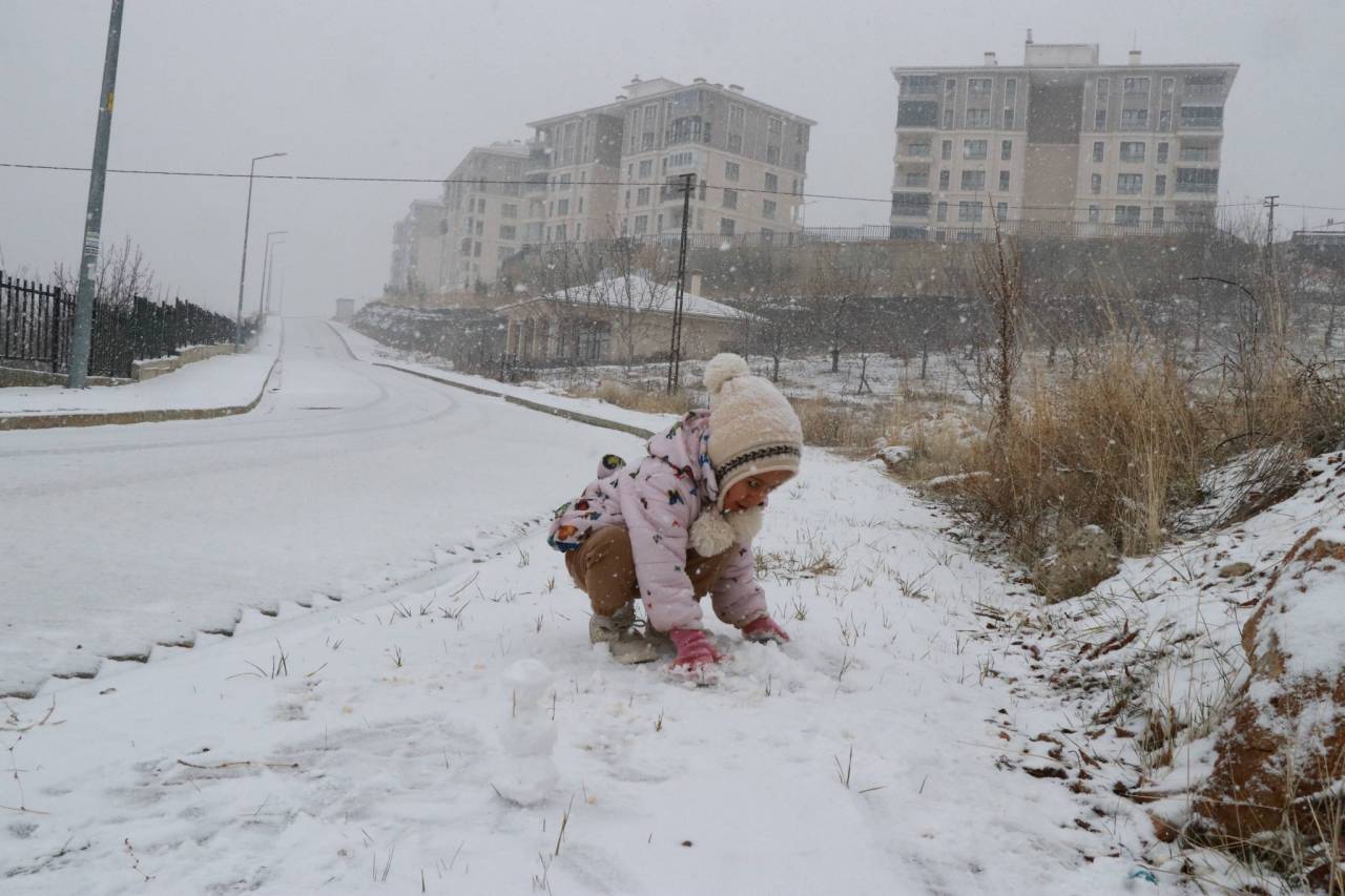 hadimde-kar-yagisi-ilce-beyaza-burundu.jpg