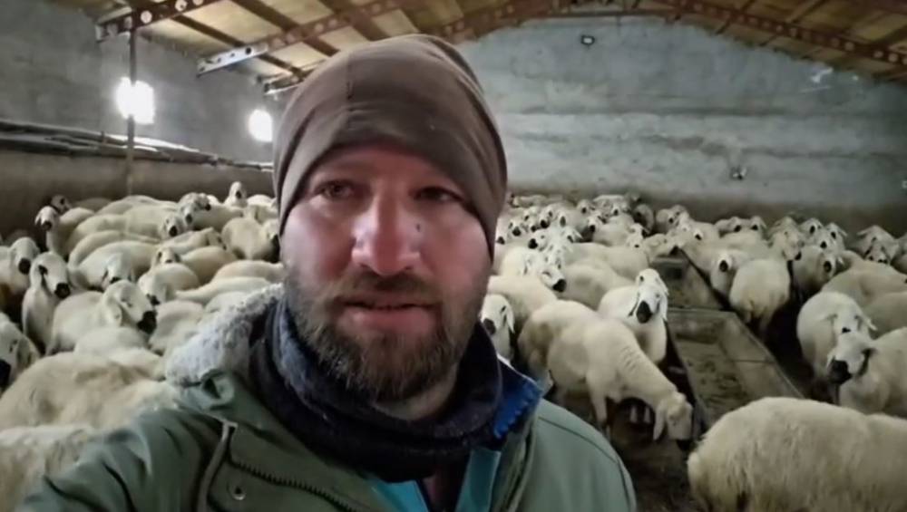 Sivas’ta koyunlar kar altında kaldı, çoban türküleriyle ile mest etti