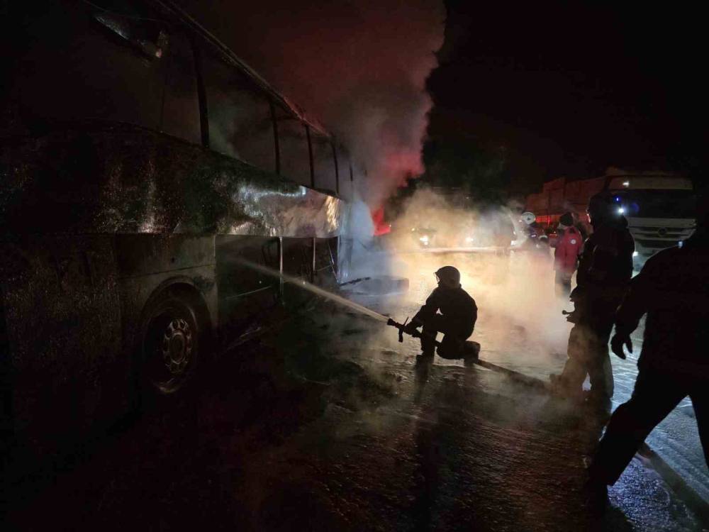 Otoyolda korku dolu anlar: 39 yolcusu bulunan otobüsü küle döndü