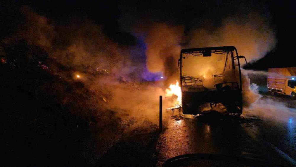 Otoyolda korku dolu anlar: 39 yolcusu bulunan otobüsü küle döndü
