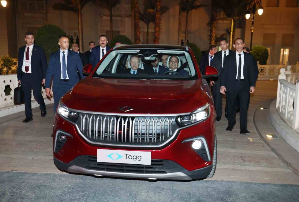 Cumhurbaşkanı Erdoğan’dan Mısır Cumhurbaşkanı es-Sisi’ye Togg hediyesi