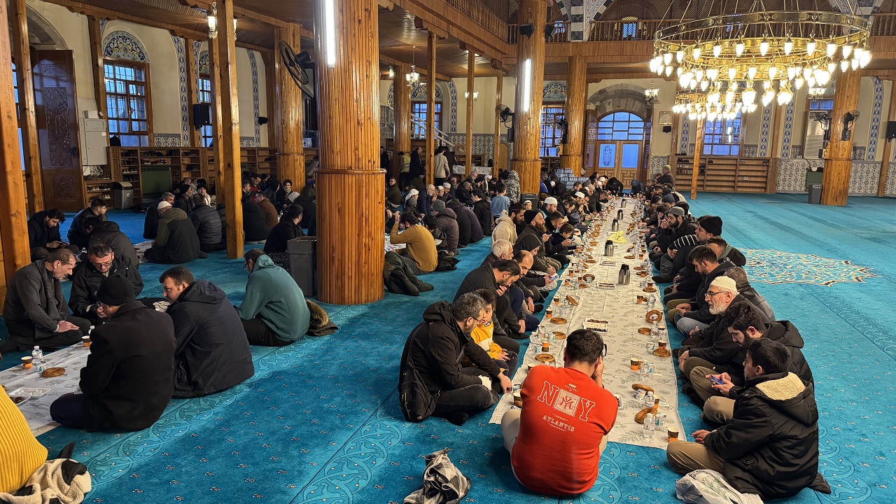 aa-20260303-40718301-40718299-tarihi-camide-yillardir-ummet-iftari-ayni-sofrada-bulusturuyor.jpg