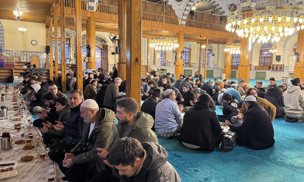 aa-20260303-40718301-40718300-tarihi-camide-yillardir-ummet-iftari-ayni-sofrada-bulusturuyor.jpg