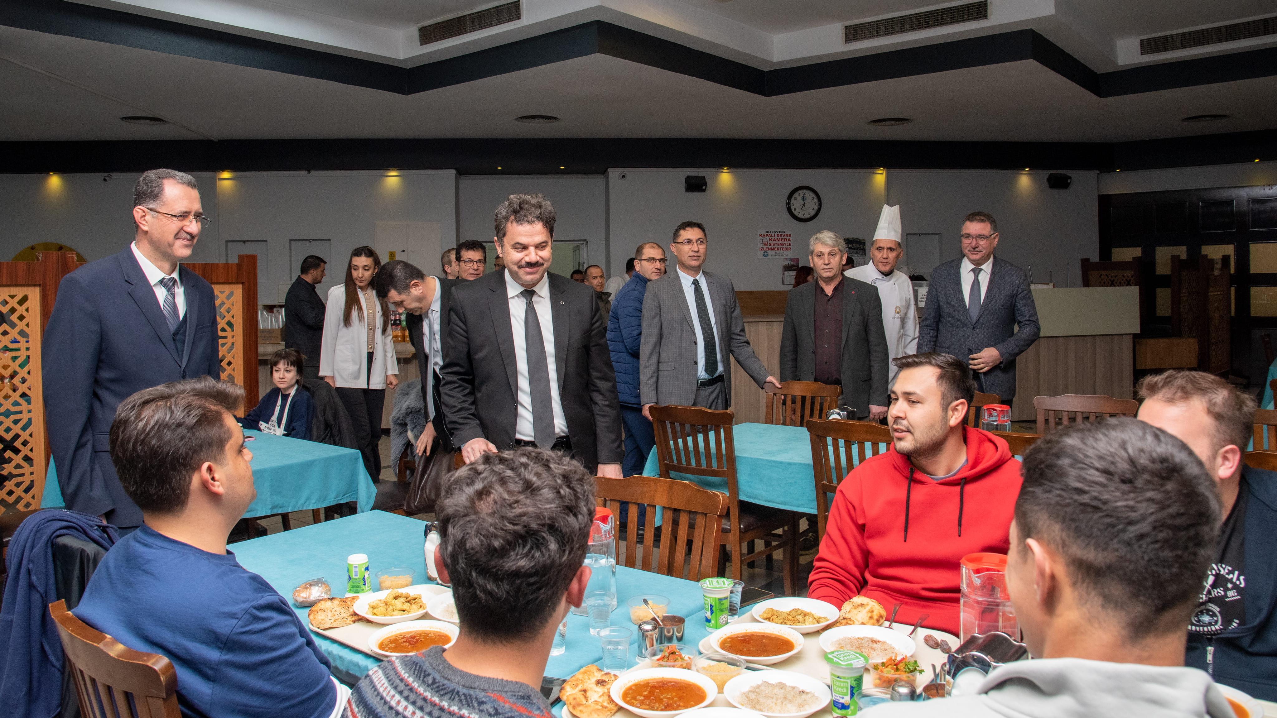 rektor-yilmaz-ogrencilerle-iftar-yemeginde-bir-araya-geldi-1.jpeg