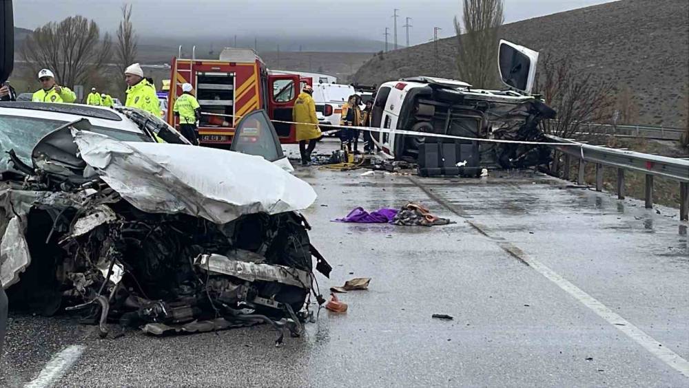Konya’da yürek yakan kaza: Baba oğul öldü, 4 kişi yaralandı