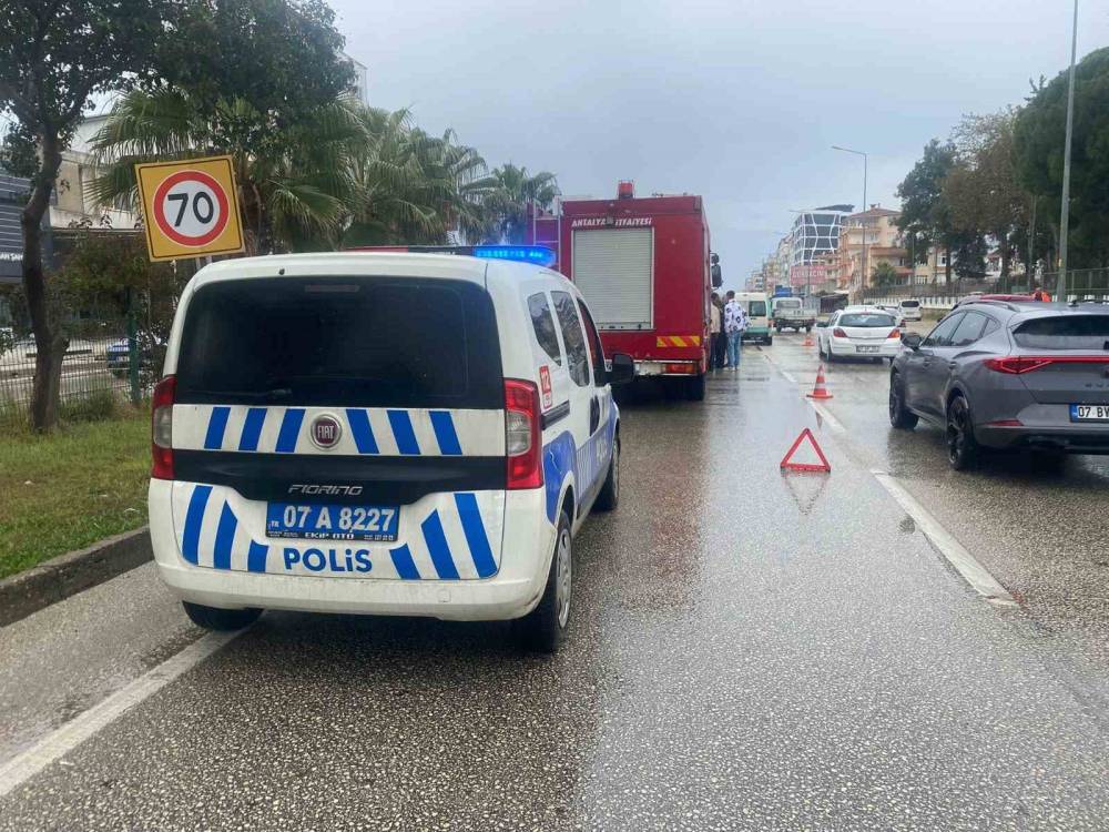 Antalya’da zincirleme kaza: İtfaiye araçta sıkışan kadın için seferber oldu