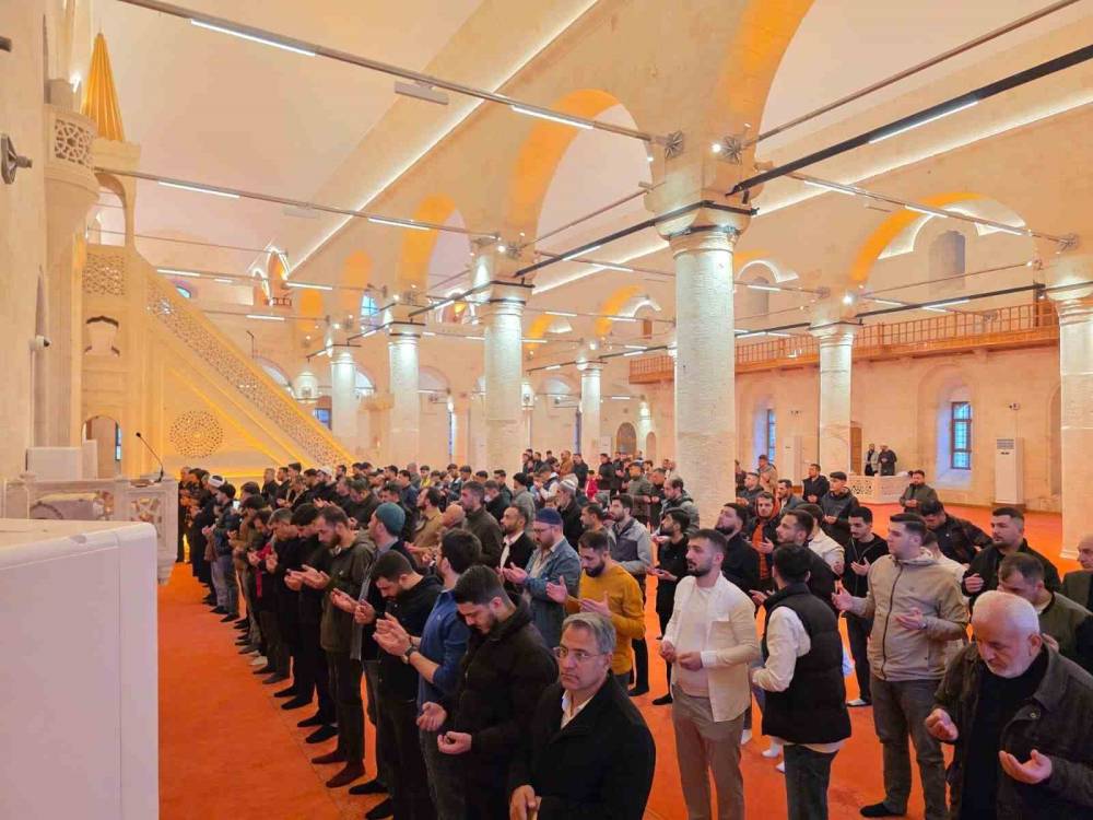 Depremde hasar gören tarihi Selahattin Eyyubi Camii yeniden ibadete açıldı