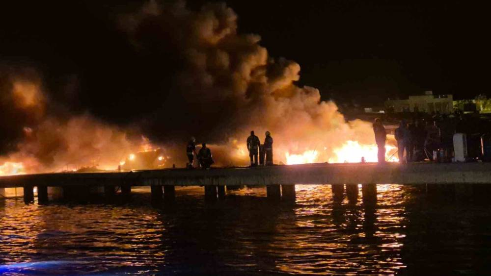 Bodrum’da milyonluk tekneler alev alev yanıyor