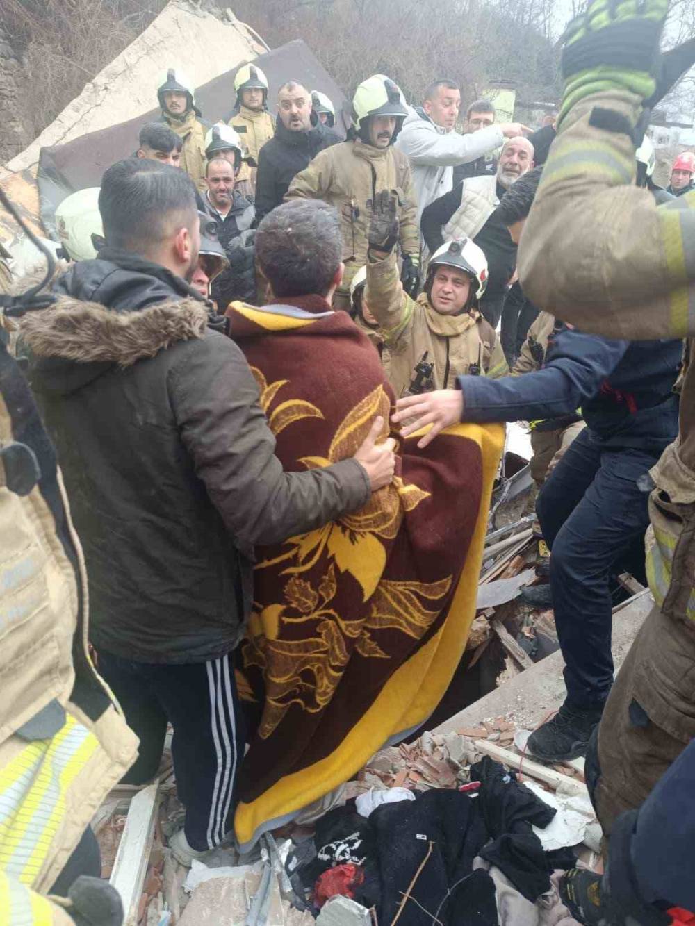 Fatih’te çöken binada enkaz altında kalanların kurtarılma anı kamerada