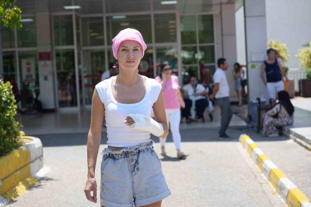 Eşini sokak ortasında sopayla darbettiği iddia edilen sanığa 19 yıl hapis