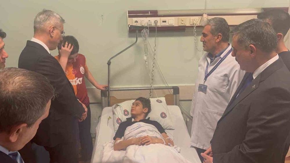 Bakanlar yaralı öğrencileri ziyaret etti