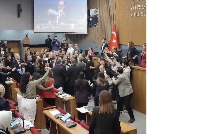izmir-buyuksehir-belediyesi-meclis-kavga-1-001.jpg