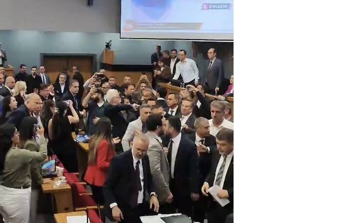 izmir-buyuksehir-belediyesi-meclis-kavga-2.jpg