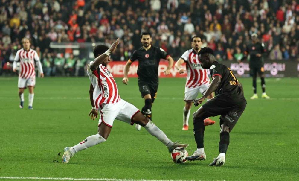 Galatasaray şampiyonluk için çıktığı Samsunspor maçında 4 golle yenildi
