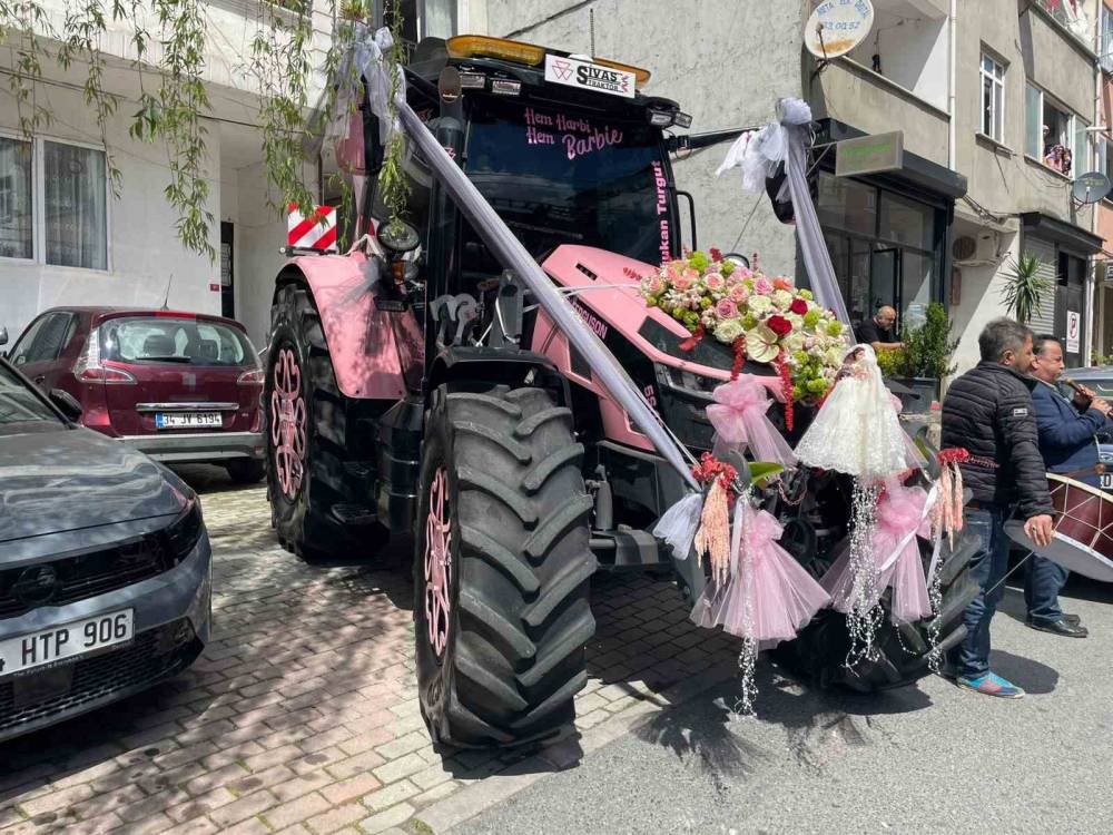 Konya Tarım Fuarında birinci olan pembe traktör gelin arabası oldu
