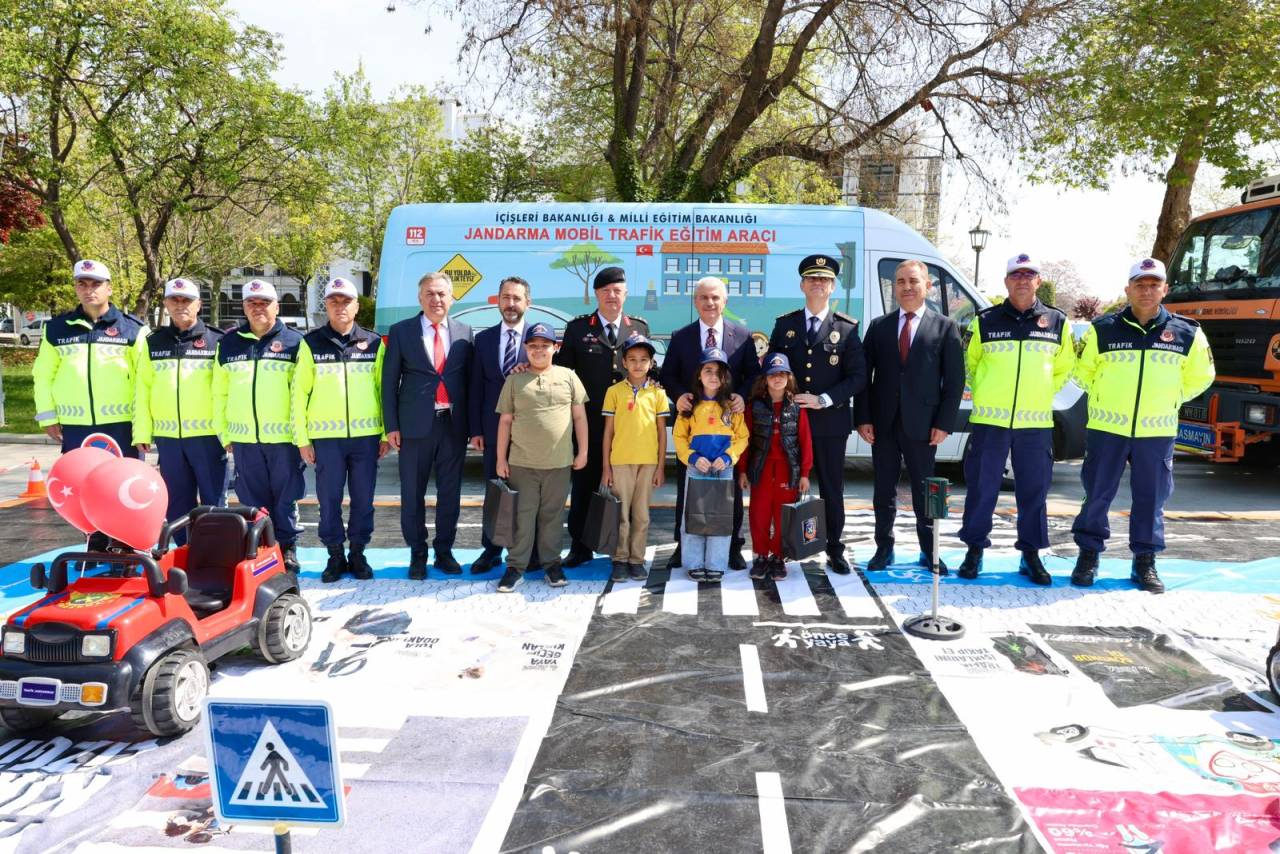 vali-ibrahim-akin-trafik-haftasi4.jpeg