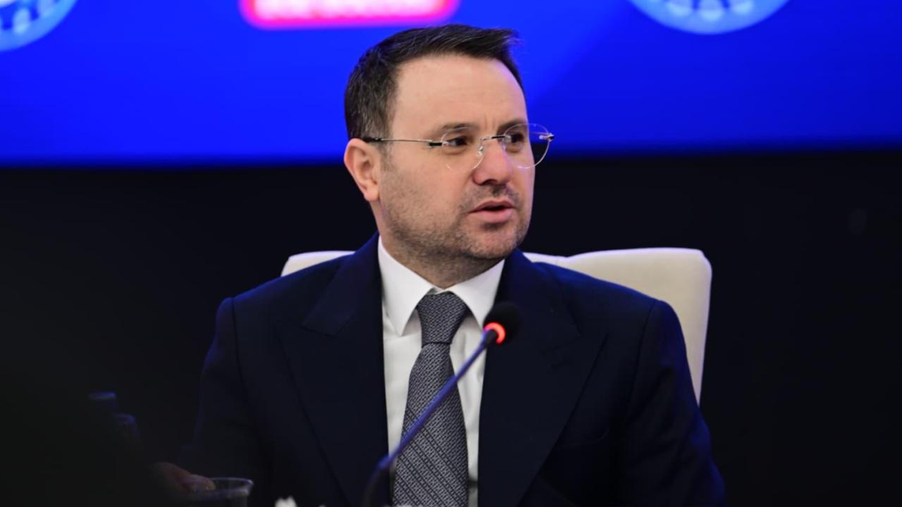 bakan-gurlek.jpg