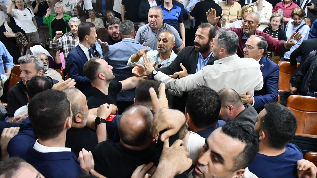 aa-20260601-41548498-41548495-akcakocada-gorevden-uzaklastirilan-belediye-baskaninin-yerine-ak-partili-meclis-uyesi-unal-vekil-secildi.jpg