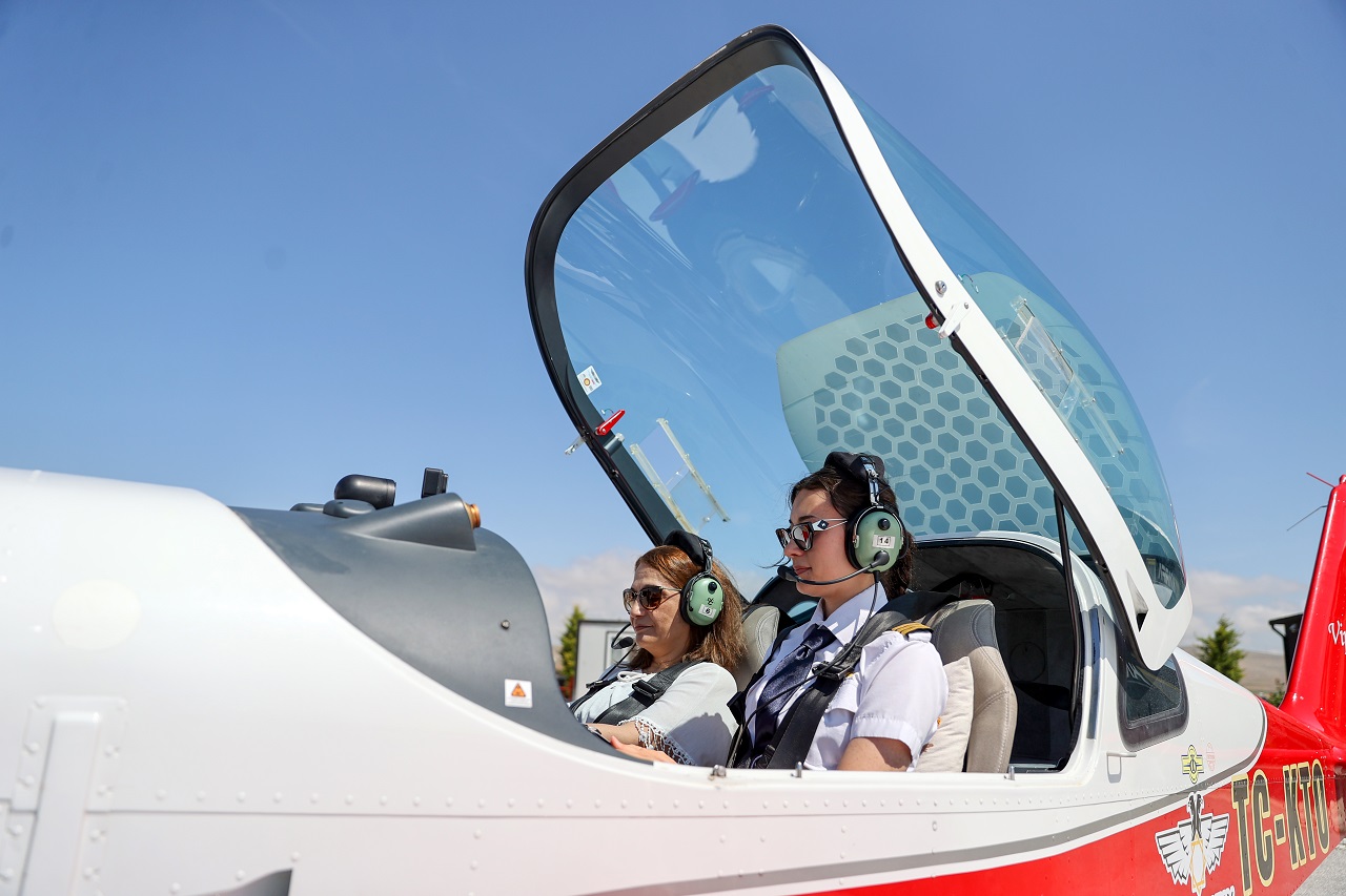 aa-20260613-41658718-41658702-pilotluk-hayalini-gerceklestiren-genc-kiz-mezuniyet-heyecanini-annesiyle-gokyuzunde-yasadi.jpg
