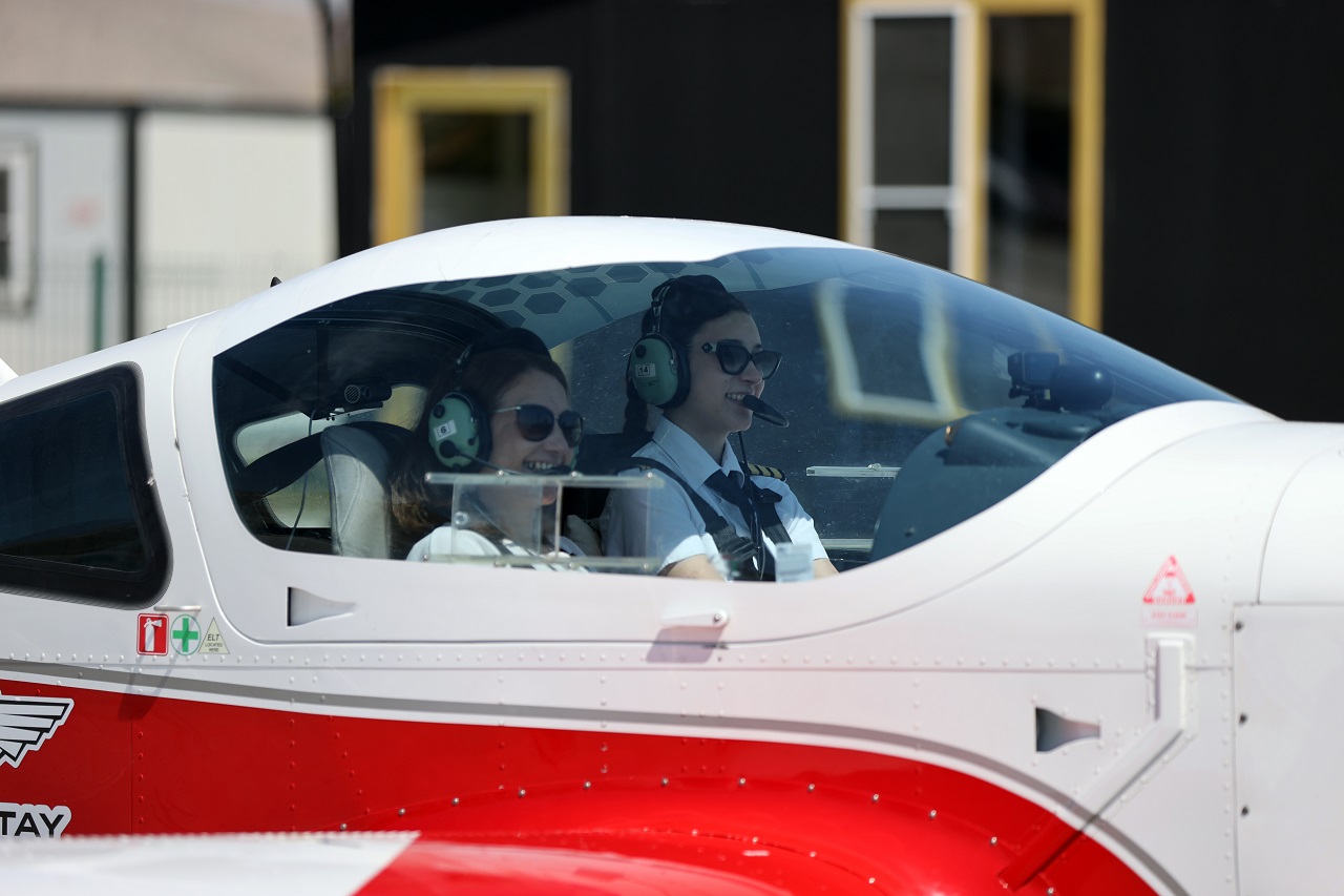 aa-20260613-41658718-41658703-pilotluk-hayalini-gerceklestiren-genc-kiz-mezuniyet-heyecanini-annesiyle-gokyuzunde-yasadi-001.jpg