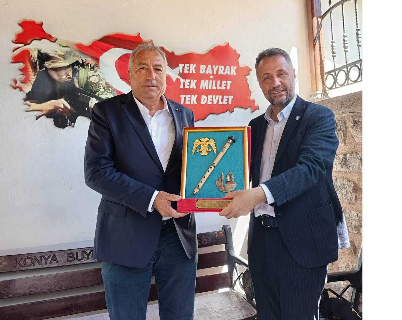 ali-anlas-suleyman-egeya-tablo-hediye-ederken-foto.jpg