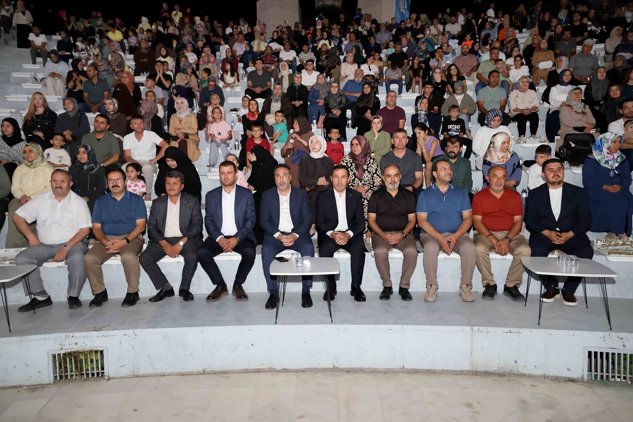 genclik-meclisi-yaz-okulu-coskulu-kapanis-programiyla-sona-erdi-2-1.jpg